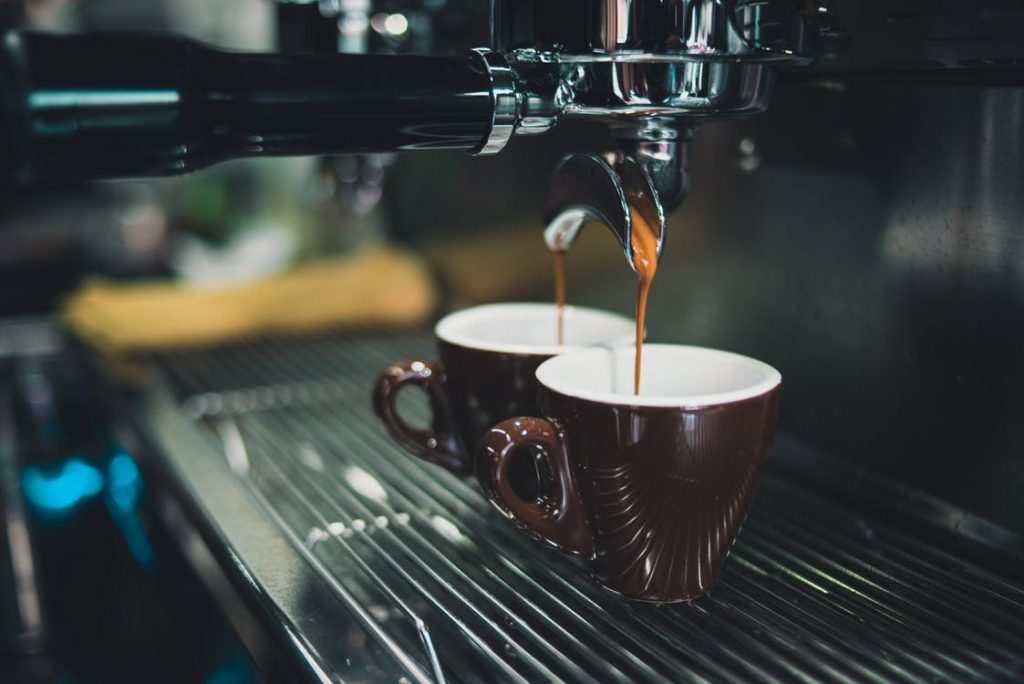 Cafetera industrial con dos tazas de café