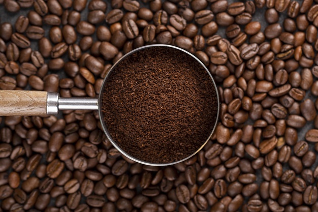 granos de café en un colador